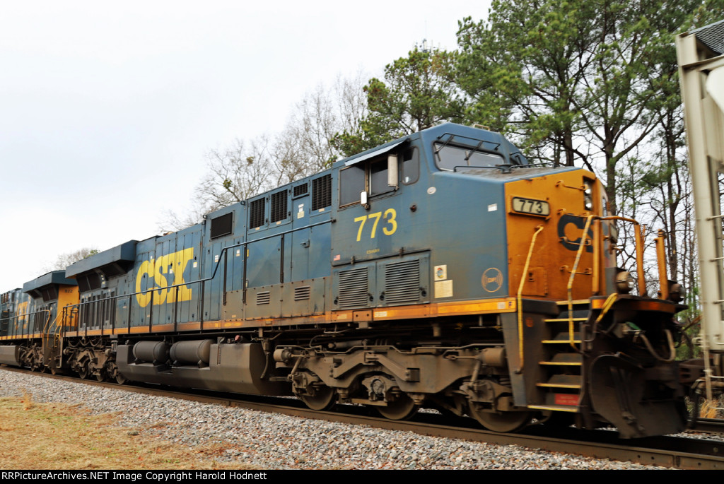 CSX 773 has no lightning stripe like most of the units in this class